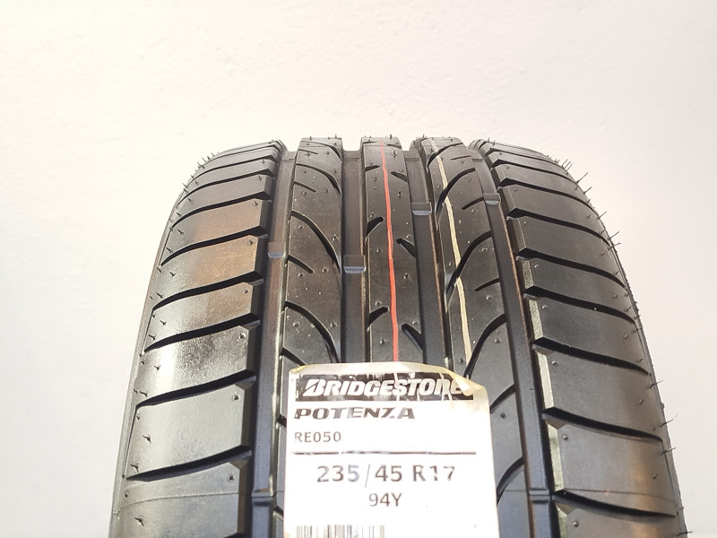 Bridgestone RE050 guma